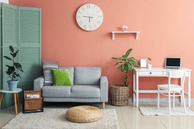 Kanepesi ve masası olan modern oturma odasının içinde.