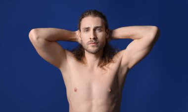 Renkli arka planı olan yakışıklı bir genç.