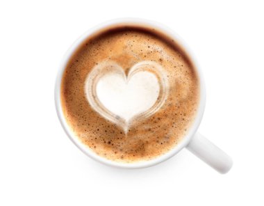 Beyaz arka planda bir fincan sıcak sütlü kahve.