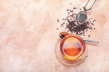 Renkli arkaplanda çay fincanı olan kompozisyon