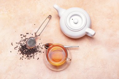 Renkli arkaplanda çay fincanı olan kompozisyon