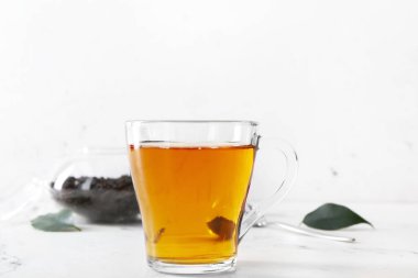 Hafif arkaplanda bir fincan çay ve kuru yapraklar