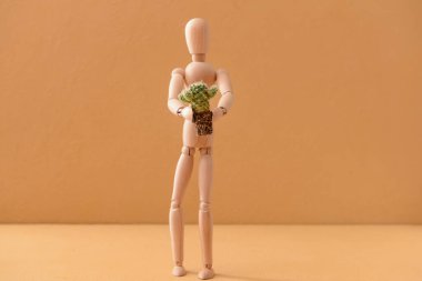 Renkli kaktüslü ahşap manken.