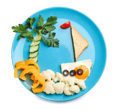 Beyaz arka planda yumurtalı, tostlu ve taze sebzeli çocuklar için yaratıcı bir kahvaltı.
