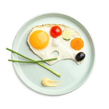 Yumurtalı ve beyaz arka planda taze sebzeli çocuklar için yaratıcı bir kahvaltı.