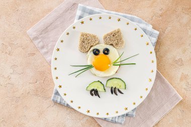 Renkli yumurta ve taze sebzeli çocuklar için yaratıcı bir kahvaltı.