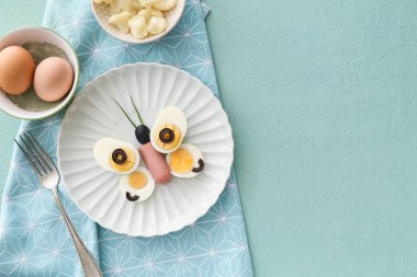 Yumurtalı ve yeşil sebzeli çocuklar için yaratıcı bir kahvaltı.