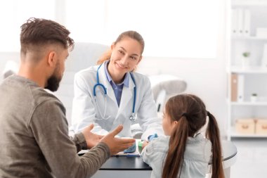 Klinikte alerjik deri testi yapılan küçük bir kız.