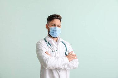 Renkli arka planda erkek doktor