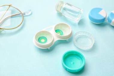Renk arkaplanında kontak lens ve aksesuarlarla kompozisyon