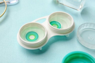 Renk arkaplanında kontak lensleri olan konteyner