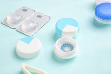 Renk arkaplanında kontak lens ve aksesuarlarla kompozisyon