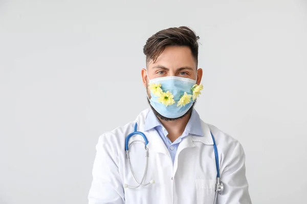 Allergist Wearing Facial Mask Flowers Light Background — Stock Photo, Image