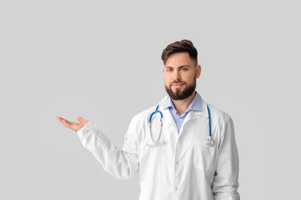 Doctor Holding Something Light Background — Stock Photo, Image