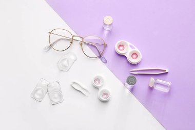 Renk arkaplanında kontak lens ve aksesuarlarla kompozisyon