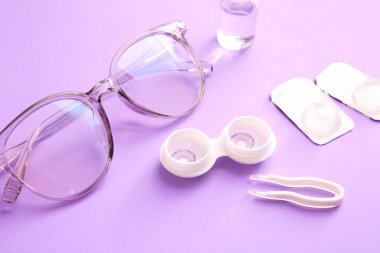 Renk arkaplanında kontak lens ve aksesuarlarla kompozisyon