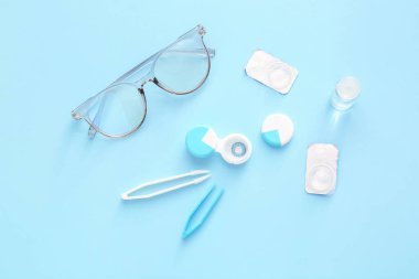 Renk arkaplanında kontak lens ve aksesuarlarla kompozisyon