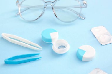 Renk arkaplanında kontak lens ve aksesuarlarla kompozisyon