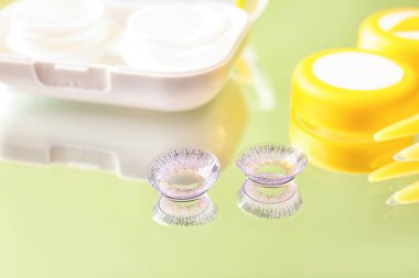 Renk arkaplanındaki kişi lensleri ve kabı