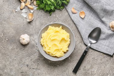 Lezzetli patates püresi ve gri arka planda sarımsak.