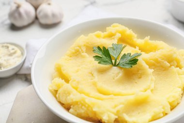 Lezzetli patates püresi ve hafif arkaplanda sarımsak.