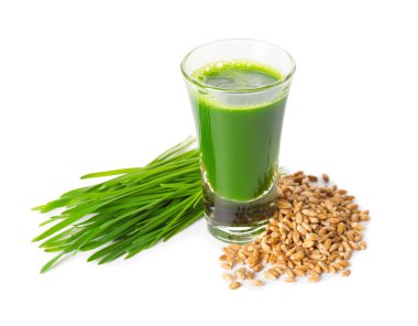 Taze buğday çimi suyu ve beyaz arka planda tohum.