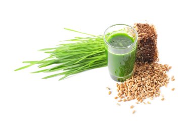 Taze buğday çimi suyu ve beyaz arka planda tohum.