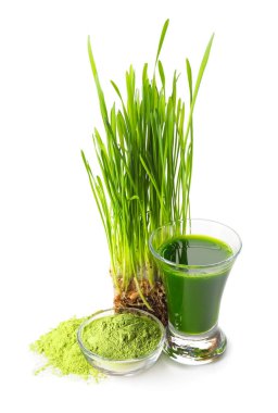 Beyaz arka planda taze buğday çimi suyu ve pudra.