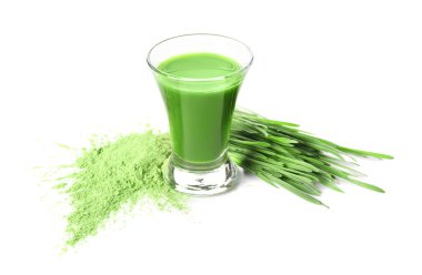 Beyaz arka planda taze buğday çimi suyu ve pudra.