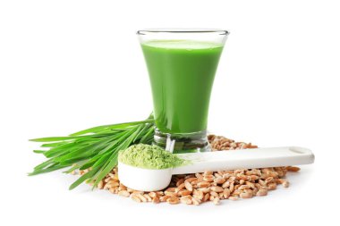 Beyaz arka planda taze buğday çimi suyu.