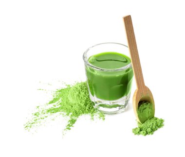 Beyaz arka planda taze buğday çimi suyu ve pudra.