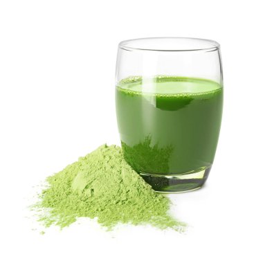 Beyaz arka planda taze buğday çimi suyu ve pudra.