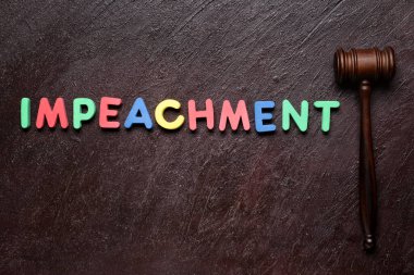 Kelime IMPEACHMENT ve Yargıç Tokmak karanlık arka planda