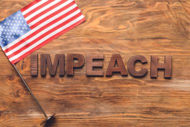 Tahta arka planda IMPEACH ve ABD bayrağı