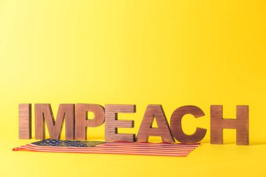 Renk arkaplanında IMPEACH ve ABD bayrağı