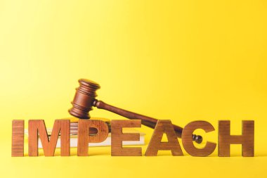 Kelime IMPEACH, yargıç tokmak, para ve renk arkaplanı kitabı