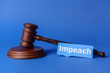IMPEACH ve Yargıç Tokmak kelimeleriyle renklendirilmiş kağıt