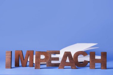 IMPEACH sözcüğü ve renk arkaplanı kitabı