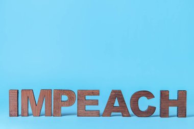 Renk arkaplanı üzerindeki IMPEACH sözcüğü