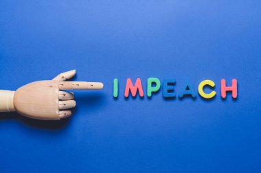 Kelime IMPEACH ve ahşap el renk arkaplanı
