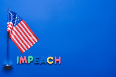 Renk arkaplanında IMPEACH ve ABD bayrağı