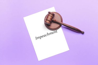 Kelime IMPEACHMENT ve Yargıç tokmak renk arka planı