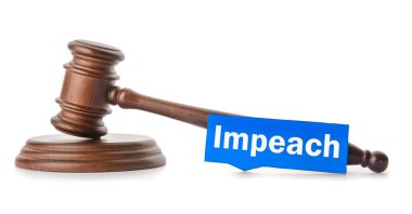 IMPEACH ve Yargıç tokmağı beyaz arka planda yazan kağıt