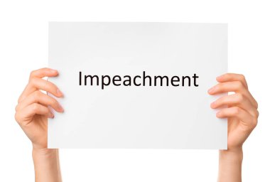 Beyaz arkaplanda IMPEACHMENT yazılı kağıt tutan eller