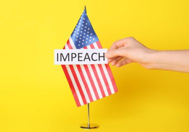 ABD bayrağı ve el ele tutuşan kağıt üzerinde IMPEACH renk arkaplanı