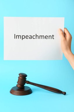 Yargıç Tokmak ve el ele tutuşan kağıt üzerinde IMPEACHMENT renk arkaplanı