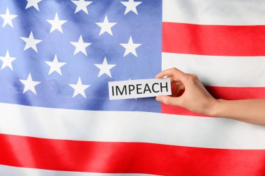 ABD bayrağına karşı IMPEACH yazılı el ele tutuşma kağıdı
