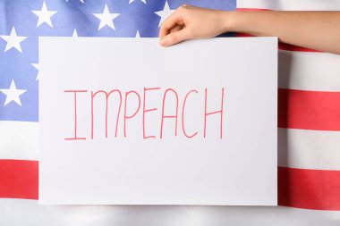ABD bayrağına karşı IMPEACH yazılı el ele tutuşma kağıdı