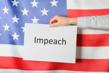ABD bayrağına karşı IMPEACH yazılı el ele tutuşma kağıdı