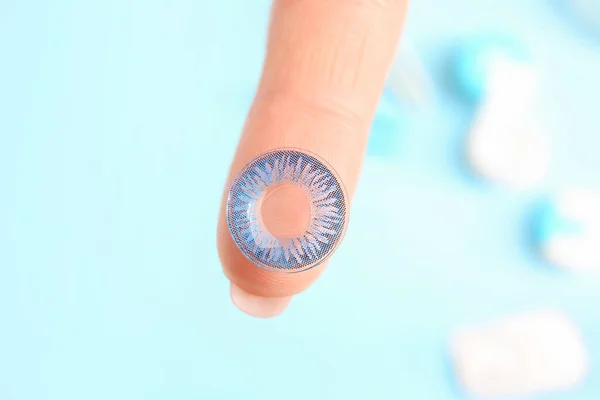 Female Finger Contact Lens Color Background — Stock Photo, Image